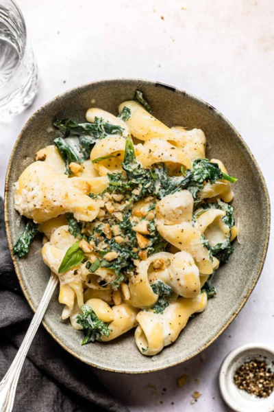 Creamy-roasted-garlic-kale-pasta